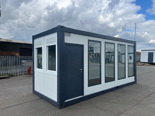 Oficina portátil con ventanas grandes